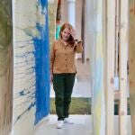 La pintora Vivian Suter junto a las obras que expone en el Palacio de Velázquez, en el parque del Retiro
