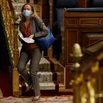 La vicepresidenta segunda y ministra de Asuntos Económicos, Nadia Calviño, abandona el hemiciclo tras asistir este miércoles en la sesión de control al Gobierno, en el Congreso de los Diputados.