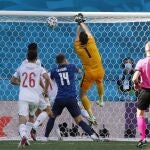 Martin Dubravka se mete el balón en la portería en el Eslovaquia-España