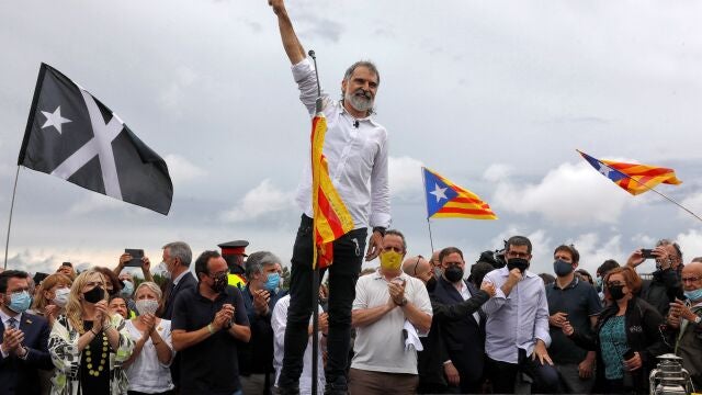 El presidente de Omnium, Jordi Cuixart, saluda a los simpatizantes que se han congregado a las puertas del centro Penitenciario de Lledoners