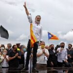 El presidente de Omnium, Jordi Cuixart, saluda a los simpatizantes que se han congregado a las puertas del centro Penitenciario de Lledoners