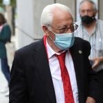 El padre Ángel a su llegada al funeral de Mila Ximénez
