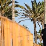 Un agente de la Policía Local patrulla el paseo marítimo de la Malva-rosa.