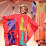 Mila Ximenez con un modelo de Agatha Ruiz De la Prada