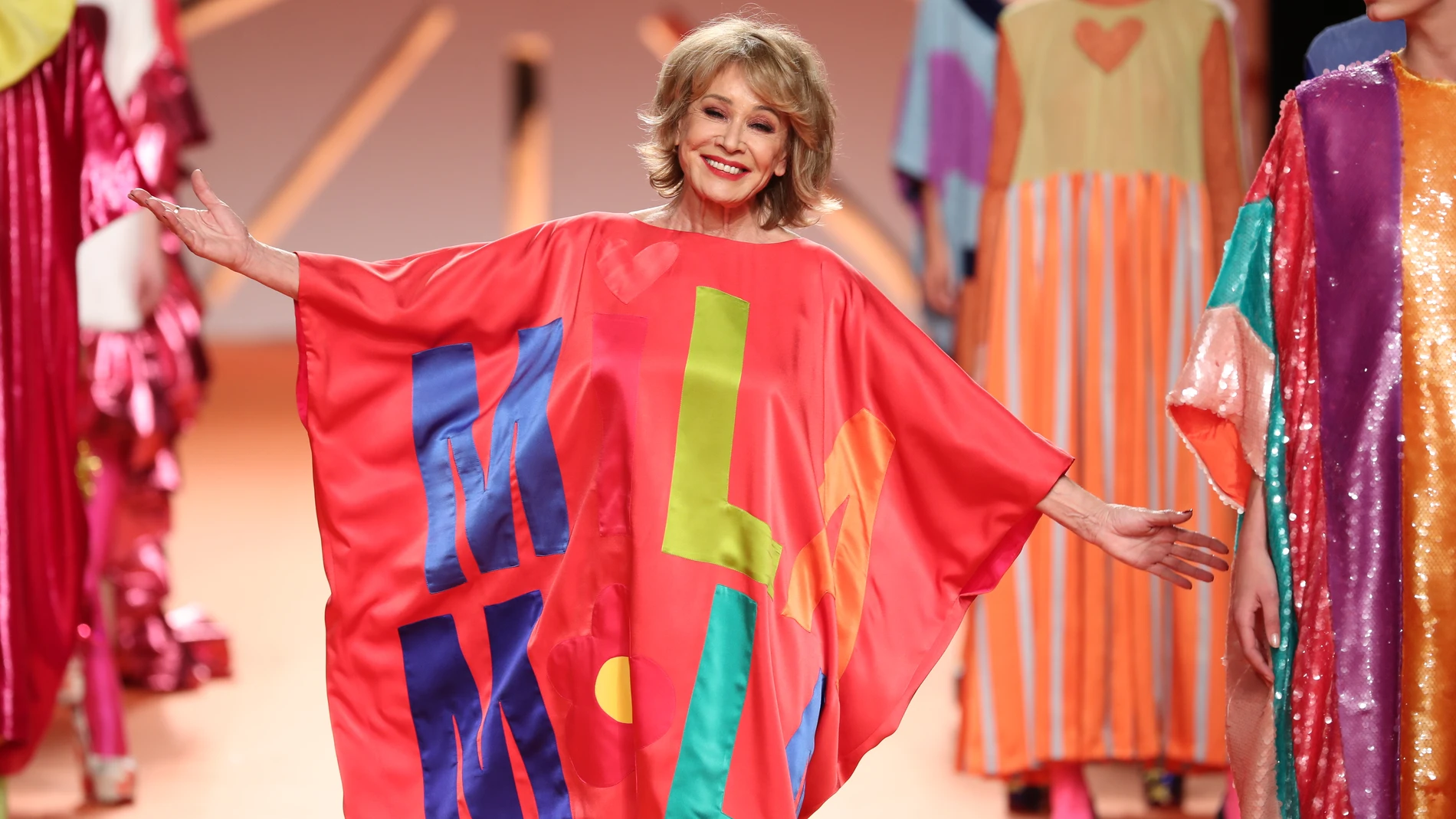 Mila Ximenez con un modelo de Agatha Ruiz De la Prada