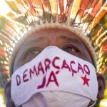 -FOTODELDIA- BRA119. BRASÍLIA (BRASIL), 23/06/2021. - Indígenas de diversas etnias protestan este miércoles, en una de las entradas al edificio del Congreso Nacional, para pedir la demarcación de sus tierras y contra el proyecto de ley, la (PL 490/2007), defendida por la bancada ruralista, y que prevé una serie de cambios en los derechos territoriales garantizados a los pueblos indígenas en la Constitución Federal de 1988, haciendo inviable la demarcación de tierras indígenas y abriendo tierras demarcadas para las más diversas empresas económicas, tales como agronegocios, minería y construcción de centrales hidroeléctricas, entre otras medidas, en Brasilia. EFE/ Joédson Alves