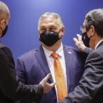 Viktor Orban conversa con el presidente de Chipre, Nicos Anastasiades, momentos antes del inicio del Consejo Europeo