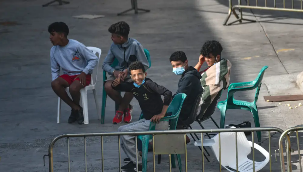 Varios menores en las naves del Tarajal