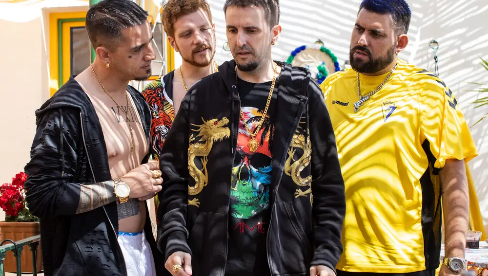 En "Operación Camarón", Julián López tendrá que infiltrar en una banda de música para acceder a la boda de la hija de un narco