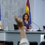 La ministra de Hacienda y portavoz del Gobierno, María Jesús Montero, la vicepresidenta para la Transición Ecológica y el Reto Demográfico, Teresa Ribera, y la ministra de Política Territorial, Carolina Darias, ofrecen una rueda de prensa después de la reunión del Consejo de Ministros