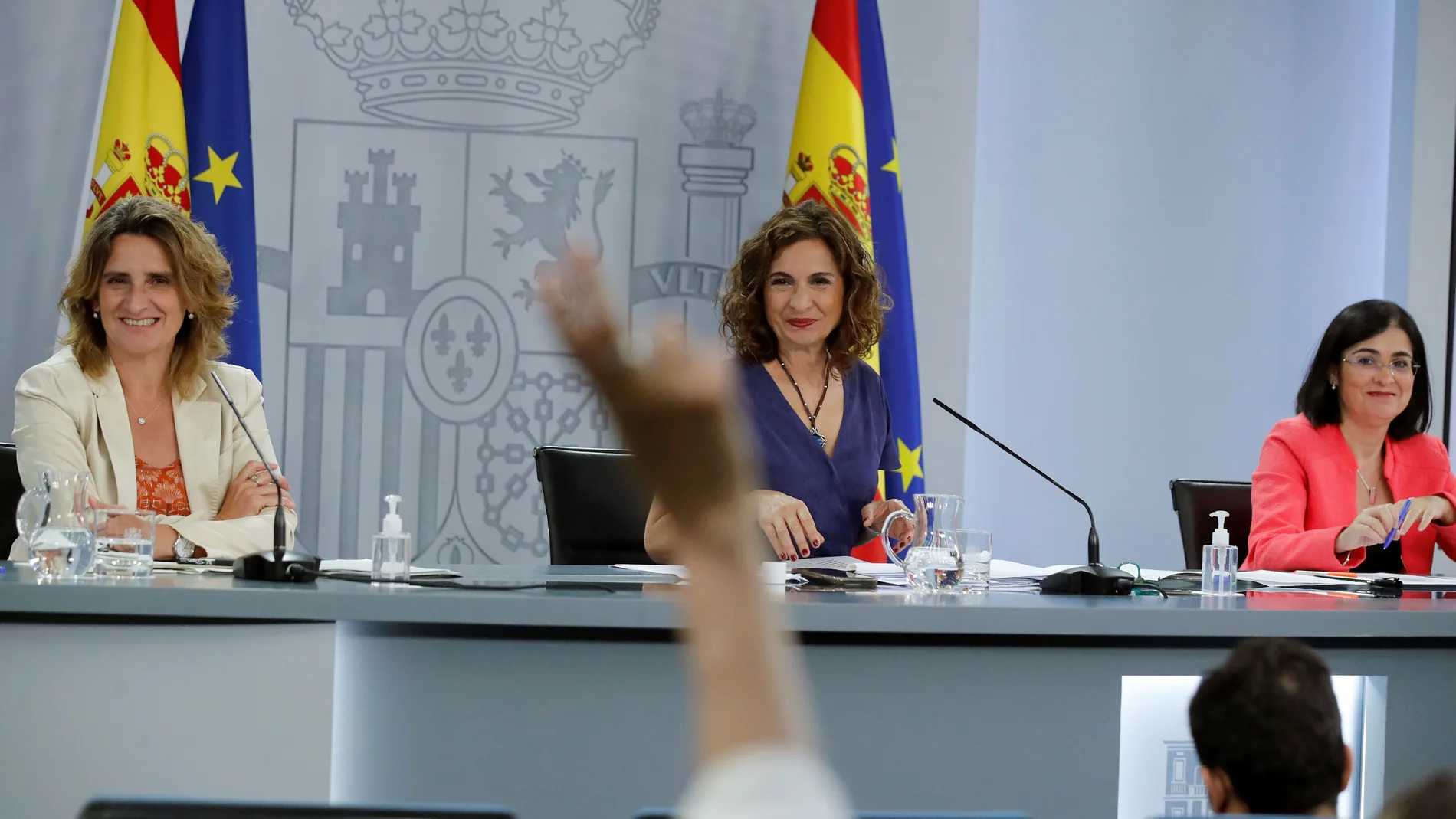 La ministra de Hacienda y portavoz del Gobierno, María Jesús Montero, la vicepresidenta para la Transición Ecológica y el Reto Demográfico, Teresa Ribera, y la ministra de Política Territorial, Carolina Darias, ofrecen una rueda de prensa después de la reunión del Consejo de Ministros