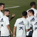 Sergio Busquets, Jordi Alba y César Azpilicueta, durante el entrenamiento en la Ciudad del Fútbol de Las Rozas