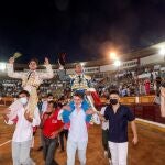 GRAF7513. BADAJOZ, 24/06/2021.- Los diestros Antonio Ferrera (d) y Joao Silva "Juanito" salen a hombros de la plaza de toros de Badajoz, tras el primero de dos festejos de la Feria Taurina de San Juan celebrado este jueves en la capital extremeña. EFE/Jero Morales