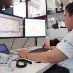 Una operadora en la sala regional de 112 Andalucía