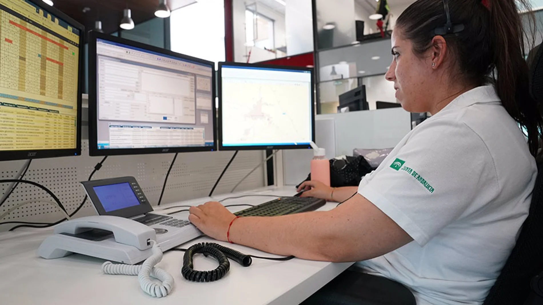 Una operadora en la sala regional de 112 Andalucía