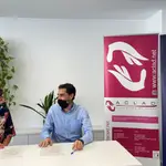 El presidente de Aclad, Luis Iglesias de la Iglesia, y la delegada social de Clece Noroeste, Laura Cantero Poncio, firman el convenio de colaboración