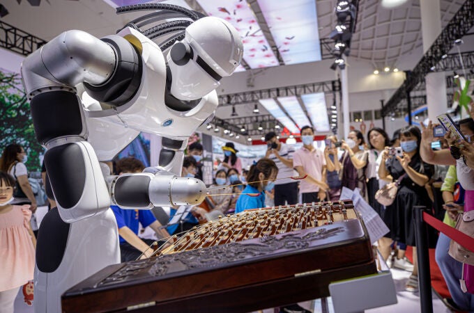 En la primera Feria Internacional de Bienes de Consumo de China, un robot musical inteligente tocó música folclórica china clásica con el Yangqin, lo que incitó a los visitantes a detenerse para escuchar, el 9 de mayo de 2021
