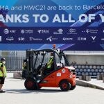 Unos trabajadores ultiman los detalles en los accesos al recinto ferial donde se celebrará el Mobile World Congress (MWC)