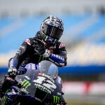 Maverick Viñales celebra la "pole" que ha conseguido en el Gran Premio de los Países Bajos