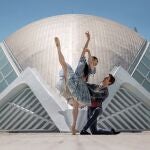 Bailarines de la Compañía Nacional de Danza frente a la Ciudad de las Artes y las Ciencias