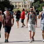 Varias personas sin mascarilla por el centro de Valencia este sábado