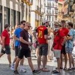 Ambiente en el centro de Sevilla en vísperas del Bélgica-Portugal