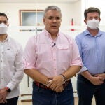 Cúcuta (Colombia), 25/06/2021.- A handout photo made available by the Colombian presidency of President Ivan Duque (C) together with Interior Minister Daniel Palacios (L) and Defense Minister Diego Molano in Cucuta, Colombia, 25 June 2021. The president of Colombia, Iván Duque, confirmed that the helicopter in which he was traveling was struck by bullets this 25 June when it was about to land in Cúcuta, capital of the department of Norte de Santander, in what he described as a 'cowardly attack'. (Atentado) EFE/EPA/Cesar Carrión / Colombian presidency HANDOUT ONLY AVAILABLE TO ILLUSTRATE THE ACCOMPANYING NEWS / MANDATORY CREDIT HANDOUT EDITORIAL USE ONLY/NO SALES