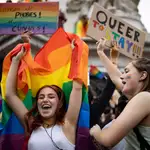 Los participantes ondean banderas del arcoíris en un desfile del Orgullo