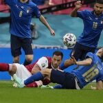 Marko Arnautovic. entre Barella e Insigne en el Italia-Austria de la Euro 2020