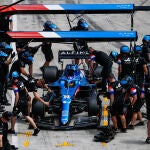 Fernando Alonso y los mecánicos del equipo Alpine