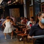 La mujer estaba comiendo en un restaurante de Benidorm y varias personas le han intentando auxiliar, sin éxito