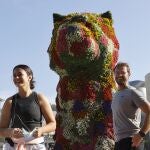 Dos personas hacen deporte sin mascarilla este sábado junto al Museo Guggeheim de Bilbao