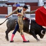 MADRID, 26/06/2021.-El diestro Saúl Jiménez Fortes, durante la corrida extraordinaria con toros de Victorino Martín para los diestros Manuel Escribano y Fortes, esta tarde en la Plaza de Toros de Las Ventas. EFE/J.J. Guillén