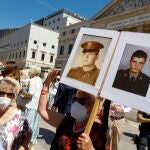 Asistentes a la concentración convocada por la Asociación Víctimas del Terrorismo (AVT) y otros colectivos frente al Congreso de los Diputados