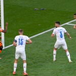 Tomas Holes, de la República Checa, marca el primer gol de su equipo