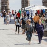 Gente paseando por Segovia