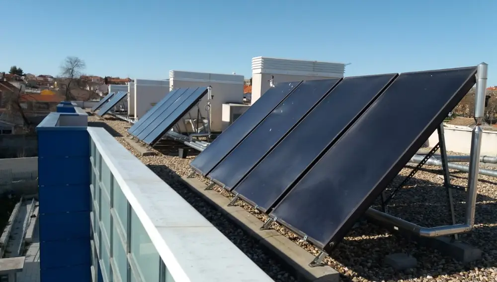 El bloque de viviendas cuenta con paneles solares