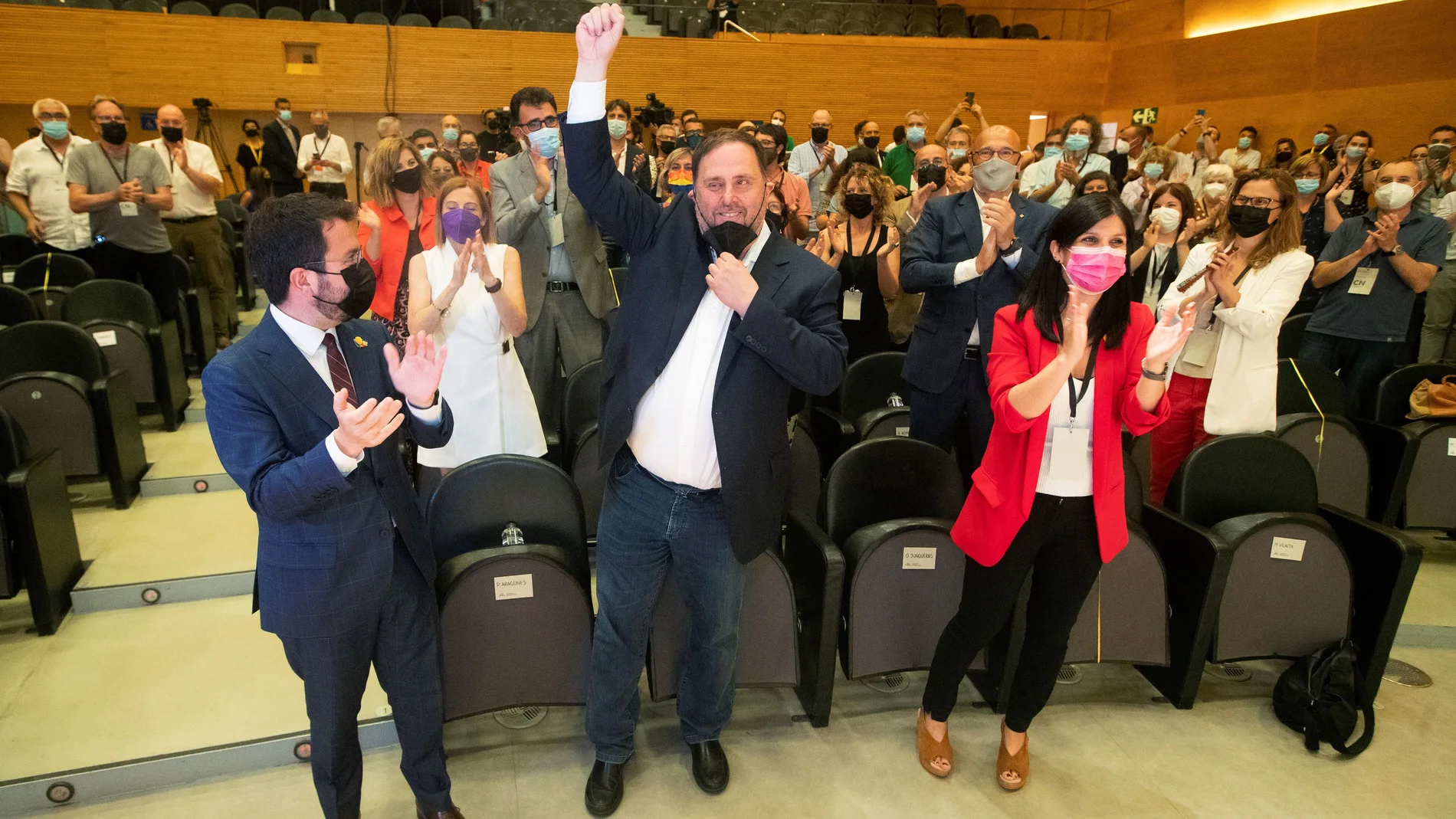El presidente de la Generalitat, Pere Aragonès (i), y la secretaria general adjunta y portavoz de ERC, Marta Vilalta (d), junto al líder de ERC, Oriol Junqueras (2d).
