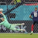 El portero suizo Yann Sommer desvía el lanzamiento de Kylian Mbappé.
