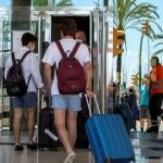 Varios jóvenes en el hotel Palma Bellver de Palma