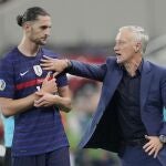 Adrien Rabiot, junto al seleccionador francés Didier Deschamps.