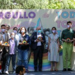 La presidenta de la Federación Estatal de Lesbianas, Gays y Transexuales, Boti García (4i); la ministra de Igualdad, Irene Montero (8i); los directores y productores de la serie 'La Veneno', Javier Calvo (3d) y Javier Ambrossi (d); y la escritora y periodista Valeria Vegas (2d), en el acto de entrega de los 1º Reconocimientos Arcoíris