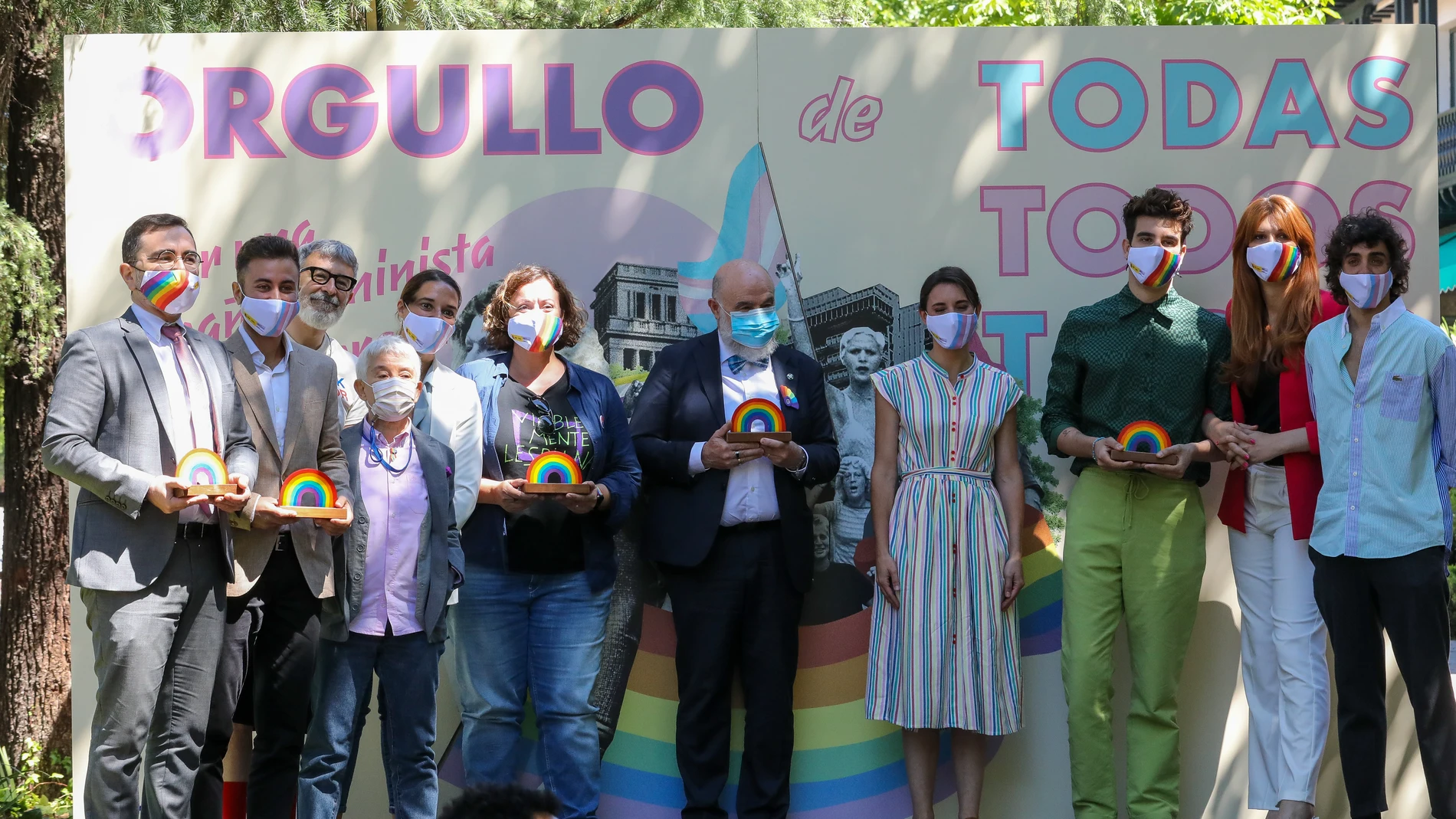 La presidenta de la Federación Estatal de Lesbianas, Gays y Transexuales, Boti García (4i); la ministra de Igualdad, Irene Montero (8i); los directores y productores de la serie 'La Veneno', Javier Calvo (3d) y Javier Ambrossi (d); y la escritora y periodista Valeria Vegas (2d), en el acto de entrega de los 1º Reconocimientos Arcoíris