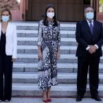(I-D) La presidenta del Congreso, Meritxell Batet, la Reina Letizia y el presidente de la ONCE, Miguel Carballeda, posan a su llegada al acto de inauguración del “World Blindness Summit Madrid 2021".
