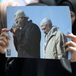 Seguidores de las milicias pro iraníes con una imagen de Abu Mahdi al-Muhandis y el general Qassem Soleimani durante un funeral simbólico el pasado 29 de junio en Bagdad