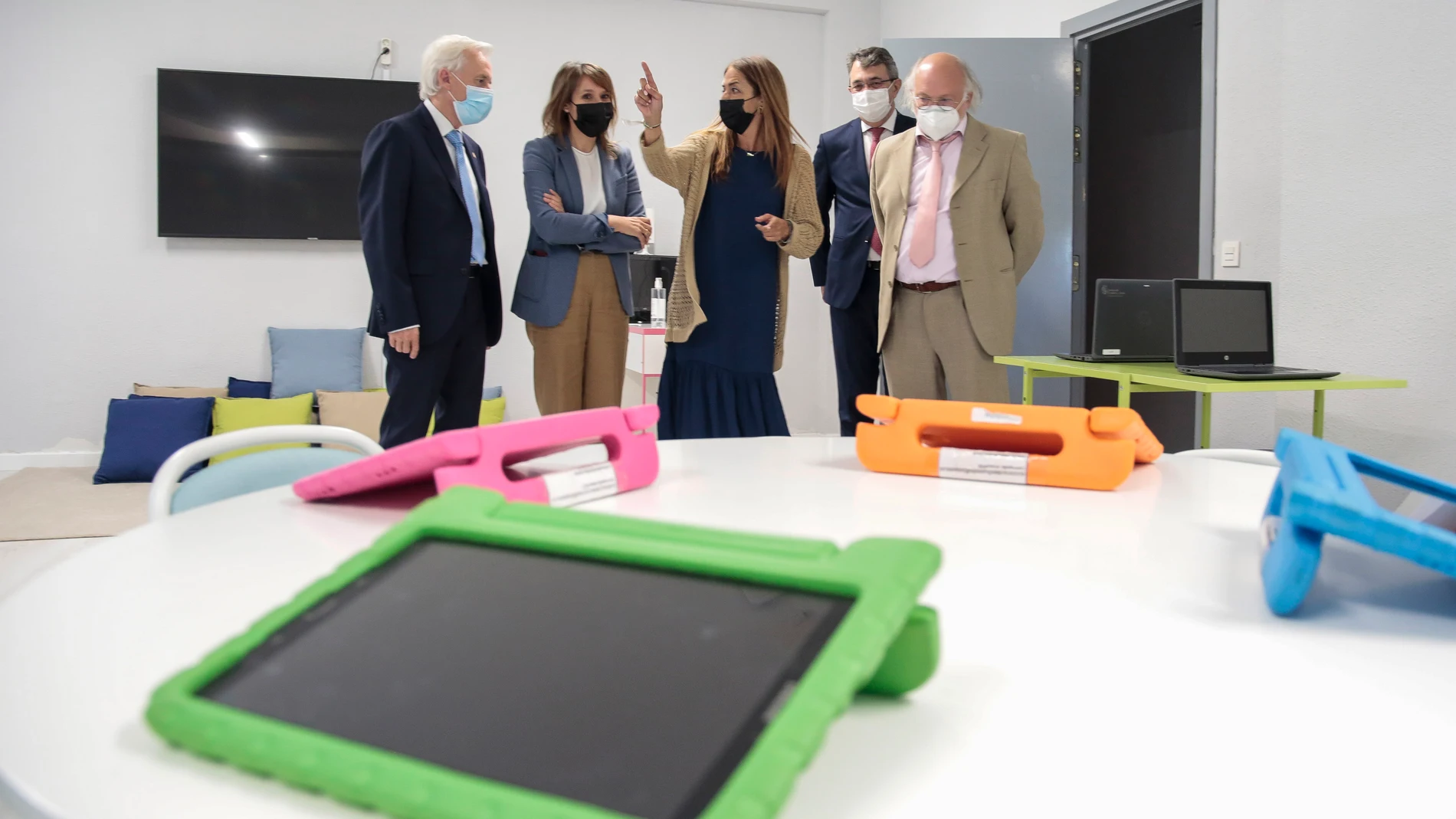 La consejera de Educación, Rocío Lucas, presenta las nuevas iniciativas de su departamento en materia de Educación digital en el Colegio Gumersindo Azcárate de Armunia (León)