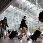 Jóvenes estudiantes en un aeropuerto