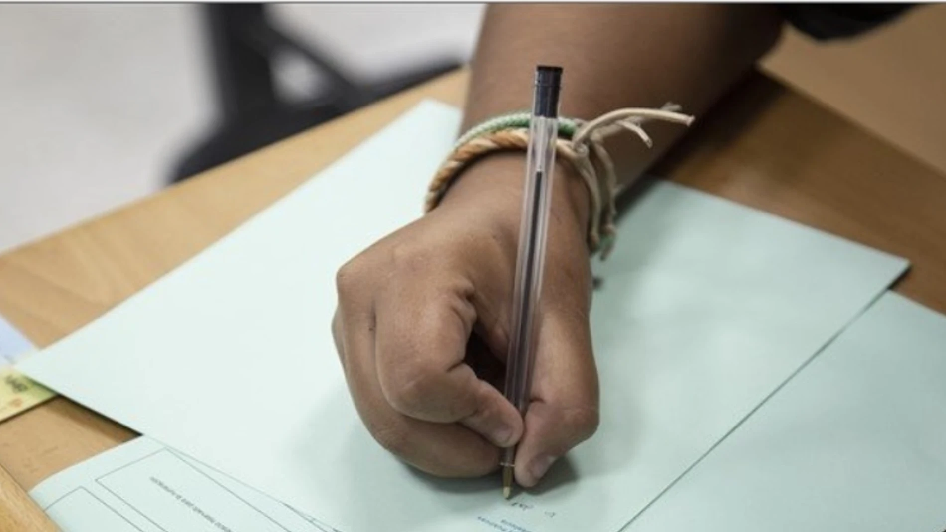 Alumna realizando un examen de Selectividad