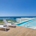 Piscina exterior del Barceló Conil Playa, en la provincia de Cádiz, frente al mar y en primera línea de playa