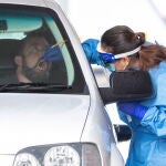 Una sanitaria realiza un test de detección de la Covid-19 a un conductor en Joondalup, north Perth, Australia, en plena expansión de la variante Delta